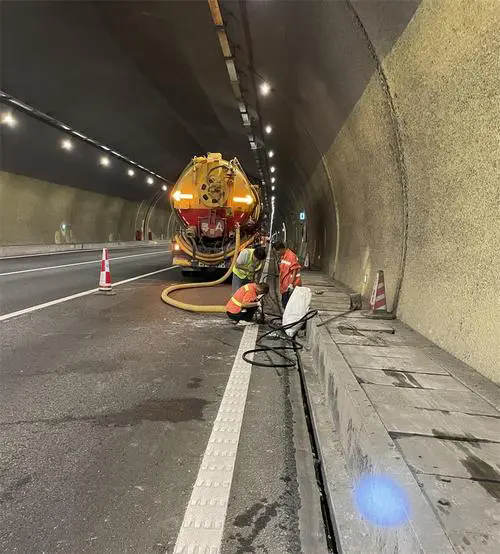 渝中隧道排水渠清淤